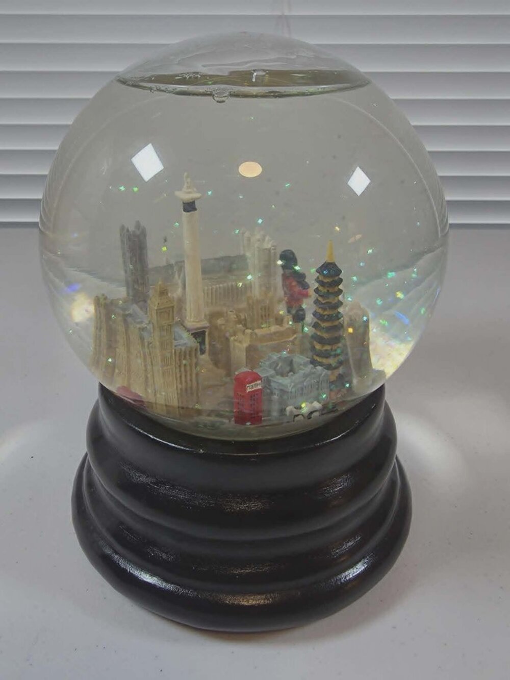 SAKS FIFTH AVENUE SNOW GLOBE LONDON ENGLAND LONDON BRIDGES BIG BEN RETIRED